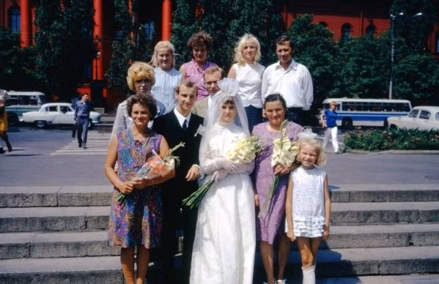 Cô dâu chú rể chụp ảnh lưu niệm cùng người thân, bạn bè. Ảnh: ER.