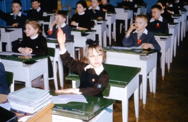 Các em học sinh giơ tay phát biểu trong lớp học. Ảnh: ER.