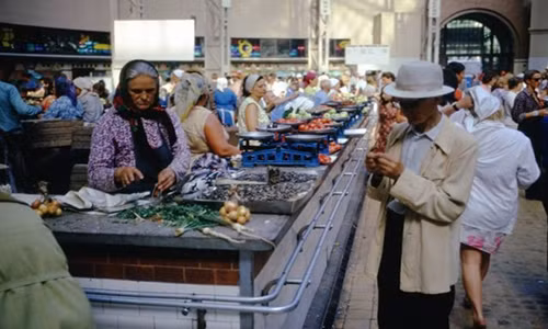 Cảnh mua bán tấp nập tại một khu chợ. Ảnh: ER.