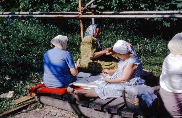 Những người phụ nữ chơi bài trong thời gian rảnh rỗi. Ảnh: ER.