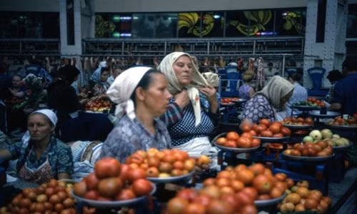 Gian hàng bày bán khá nhiều trái cây. Ảnh: ER.