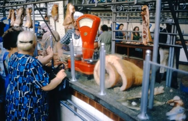 Còn đây là gian hàng bán thịt. Ảnh: ER.