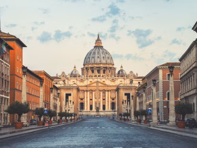St. Peter's Basilica, Vatican City, Italy: St. Peter's Basilica là trung tâm của Thiên Chúa giáo và cũng là nhà thờ lớn nhất thế giới. Nơi đây ngoài lối kiến trúc ấn tượng còn là kho tàng của những tác phẩm nghệ thuật mang ý nghĩa lịch sử như bức tượng điêu khắc “Đức Mẹ Sầu Bi” (Pietà) của Michelangelo và nhiều kiệt tác khác.
