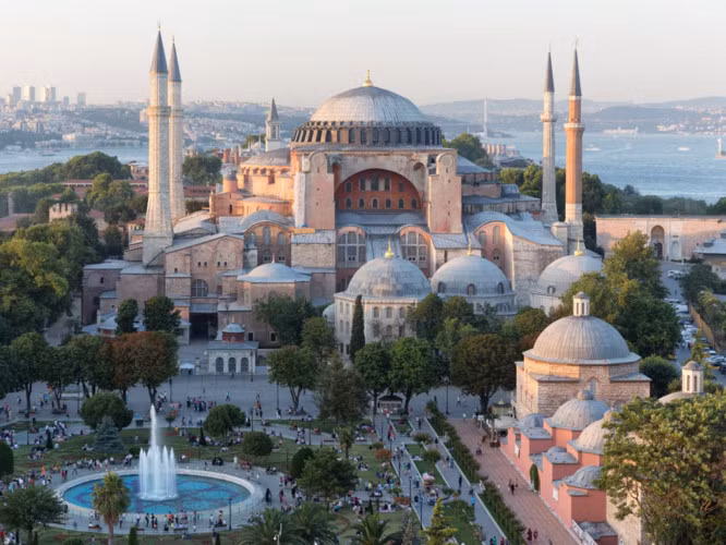 Hagia Sophia, Istanbul, Thổ Nhĩ Kỳ: Hagia Sophia là một kiệt tác kiến trúc được sử dụng với nhiều mục đích khác nhau trong suốt quá trình lịch sử. Lúc đầu nó là một nhà thờ Thiên Chúa giáo, sau chuyển thành nhà thờ Hồi giáo và bây giờ là một viện bảo tàng.