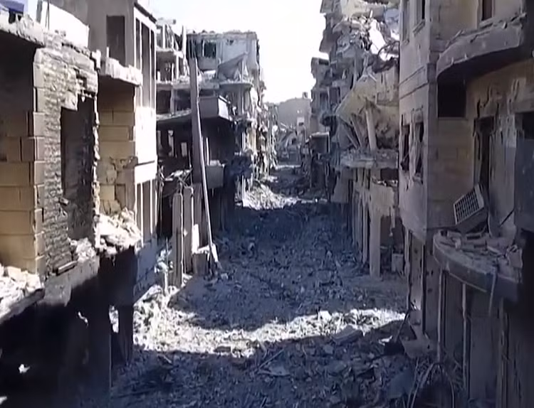 Ngày 17/10, Lực lượng Dân chủ Syria SDF thông báo giải phóng hoàn toàn thành phố Raqqa (Syria) sau hơn ba năm bị phiến quân IS chiếm đóng. Ảnh: Daily Mail.