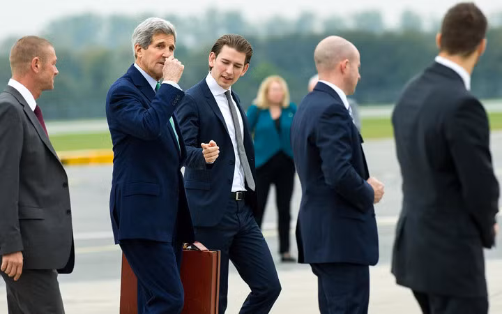Ngoại trưởng Áo Sebastian Kurz gặp với người đồng cấp Mỹ John Kerry tại Vienna tháng 10/2014.