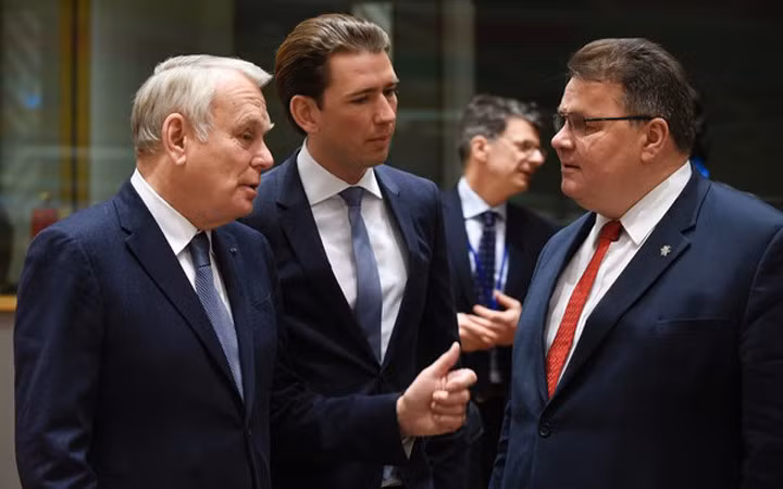 Trước đó ông đã là Ngoại trưởng trẻ tuổi nhất trong lịch sử nền Đệ nhị Cộng hòa của Áo và là vị ngoại trưởng trẻ nhất Liên minh châu Âu khi được bổ nhiệm tháng 12/2013. Trong ảnh là ông Kurz cùng với những người đồng cấp kỳ cựu Pháp Jean-Marc Ayrault (trái) và Lithuania Linas Linkevicius.