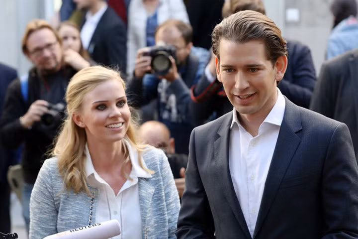 Sebastian Kurz trả lời báo giới sau khi bỏ phiếu ngày 15/10. Đảng OVP của ông Sebastian Kurz đã rạn nứt với SPO của Thủ tướng sắp mãn nhiệm Christian Kern sau khi ông Tal Silberstein, cố vấn chiến dịch tranh cử SPO, lập hai tài khoản mạng xã hội Facebook nói xấu Ngoại trưởng Sebastian Kurz.