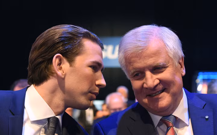 Trong ảnh là ông Kurz và Chủ tịch đảng CSU Horst Seehofer tại sự kiện này.