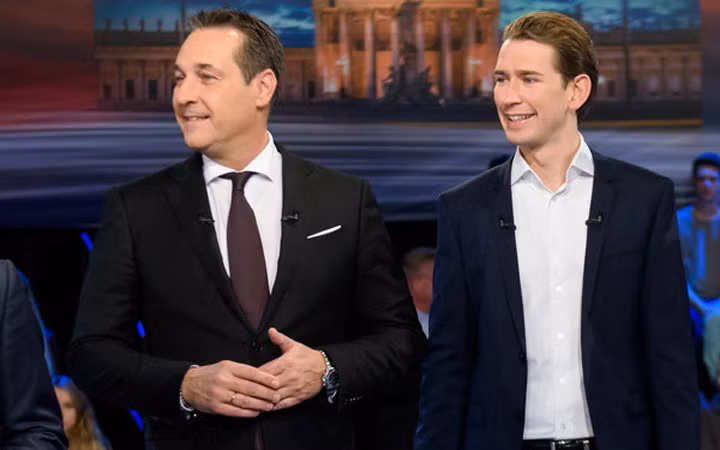Ông Sebastian Kurz và lãnh đạo FPO Heinz-Christian Strache đứng cạnh nhau trước khi bước vào cuộc tranh luận trên truyền hình hôm 12/10.