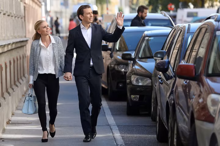 Ông Sebastian Kurz và bạn gái chào những người ủng hộ khi đến điểm bỏ phiếu ngày 15/10.