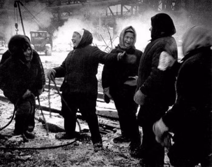 Những người phụ nữ vừa làm vừa trò chuyện vui vẻ. Ảnh: ER.