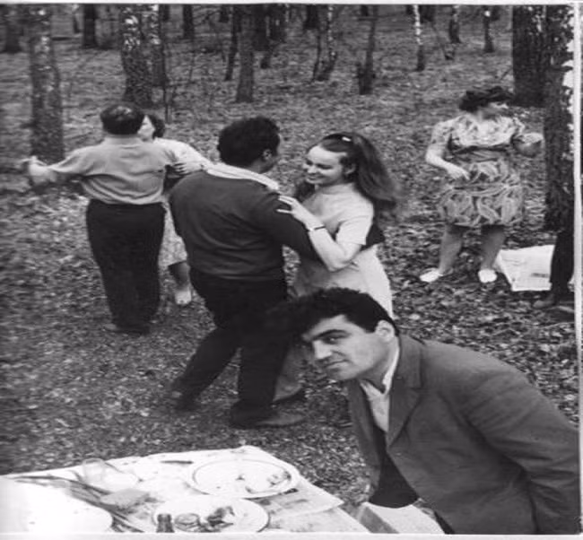 Mọi người khiêu vũ trong một buổi đi dã ngoại. Ảnh: ER.