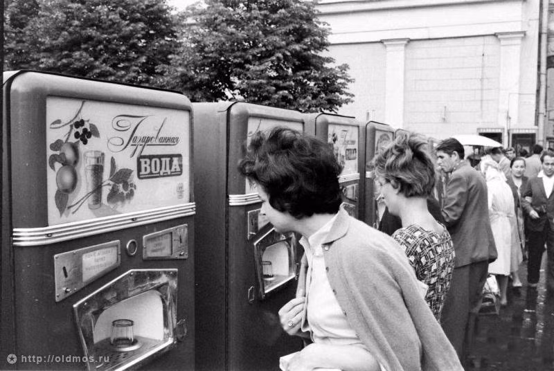 Những chiếc máy bán nước soda tiện dụng vào những năm 1960. Ảnh: ER.