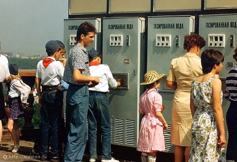 Đây là những chiếc máy bán nước hiện đại hơn xuất hiện trên đường phố Moscow vào thập niên 1980. Ảnh: ER.