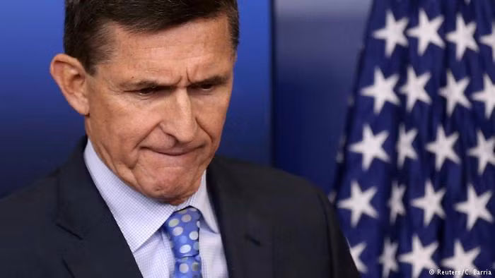 Ngày 18/11/2016, Tổng thống Mỹ Donald Trump bổ nhiệm Michael Flynn làm Cố vấn an ninh quốc gia. Tuy nhiên, Flynn đã từ chức hồi tháng 2/2017. Ông Flynn được cho là đã thảo luận về lệnh trừng phạt chống lại Moscow với Đại sứ Nga tại Mỹ trước khi Donald Trump nắm quyền tổng thống. Ảnh: DW.