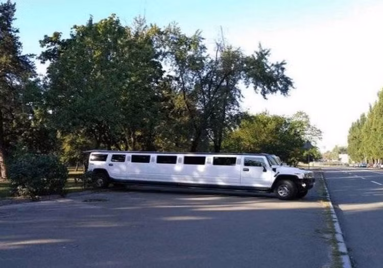 Việc quay đầu chiếc xe này chắc hẳn không dễ dàng chút nào, nhất là trên những con đường đông đúc. Ảnh: ER.