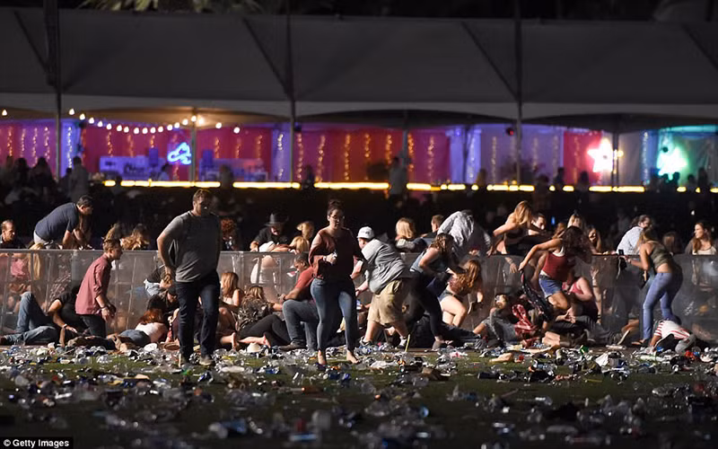Mọi người chạy tán loạn khỏi lễ hội âm nhạc Route 91 Harvest khi nghe thấy tiếng súng. Ảnh: Getty Images.