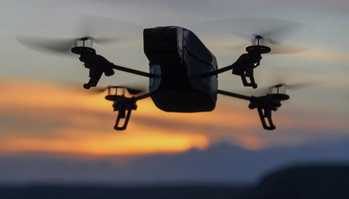 UAV Rotem L được trang bị các cảm biến tiên tiến dò âm thanh, thiết bị truyền dữ liệu hoặc hình ảnh băng rộng và 1 camera ảnh nhiệt có khả năng hoạt động trong điều kiện cả ngày lẫn đêm cho phép nó tránh chướng ngại vật trong quá trình trinh sát và tiến công.