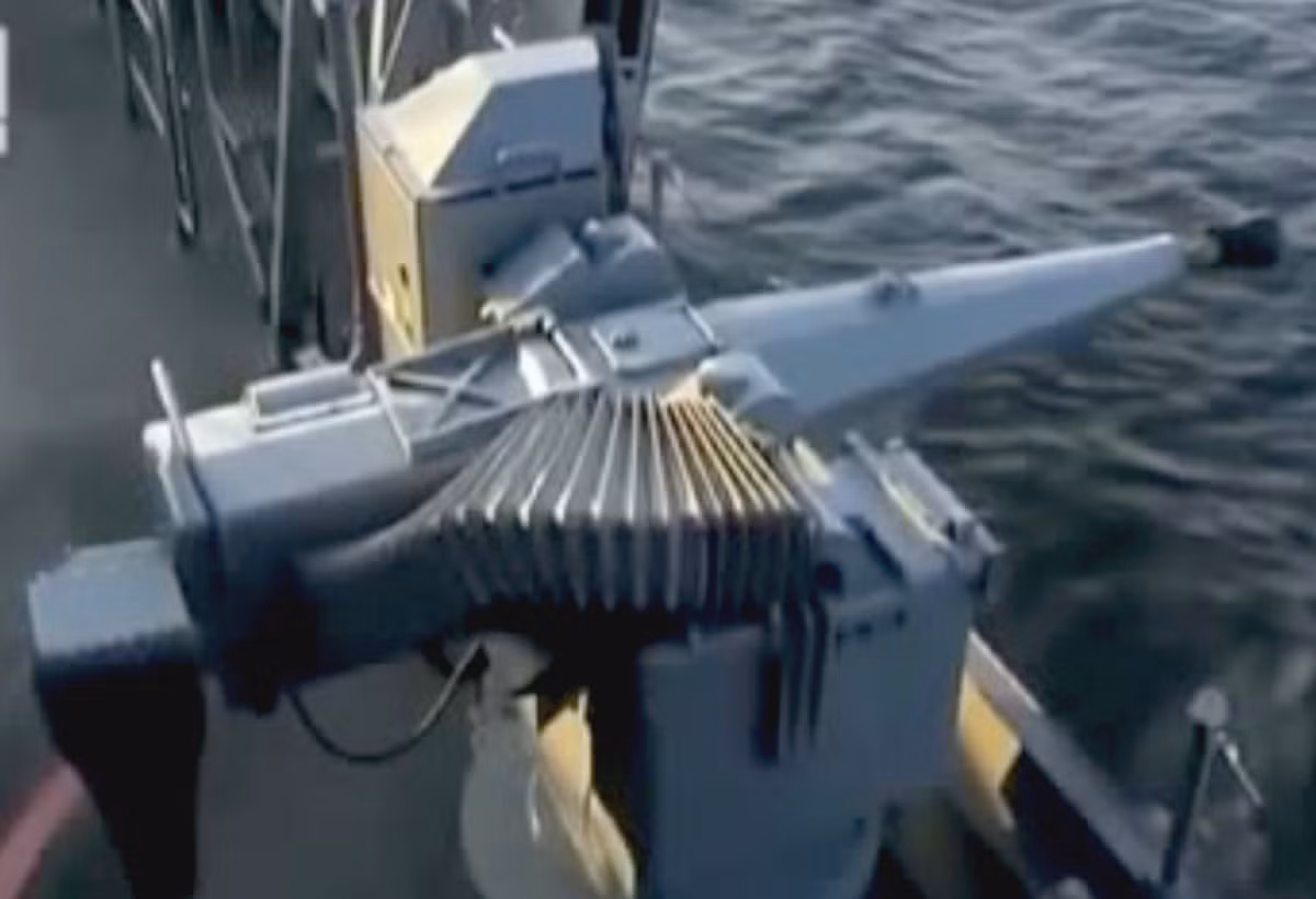 Ngoài ra, tàu còn được trang bị hai pháo tự động 27mm (ảnh), 5 súng máy 12,7mm điều khiển từ xa.