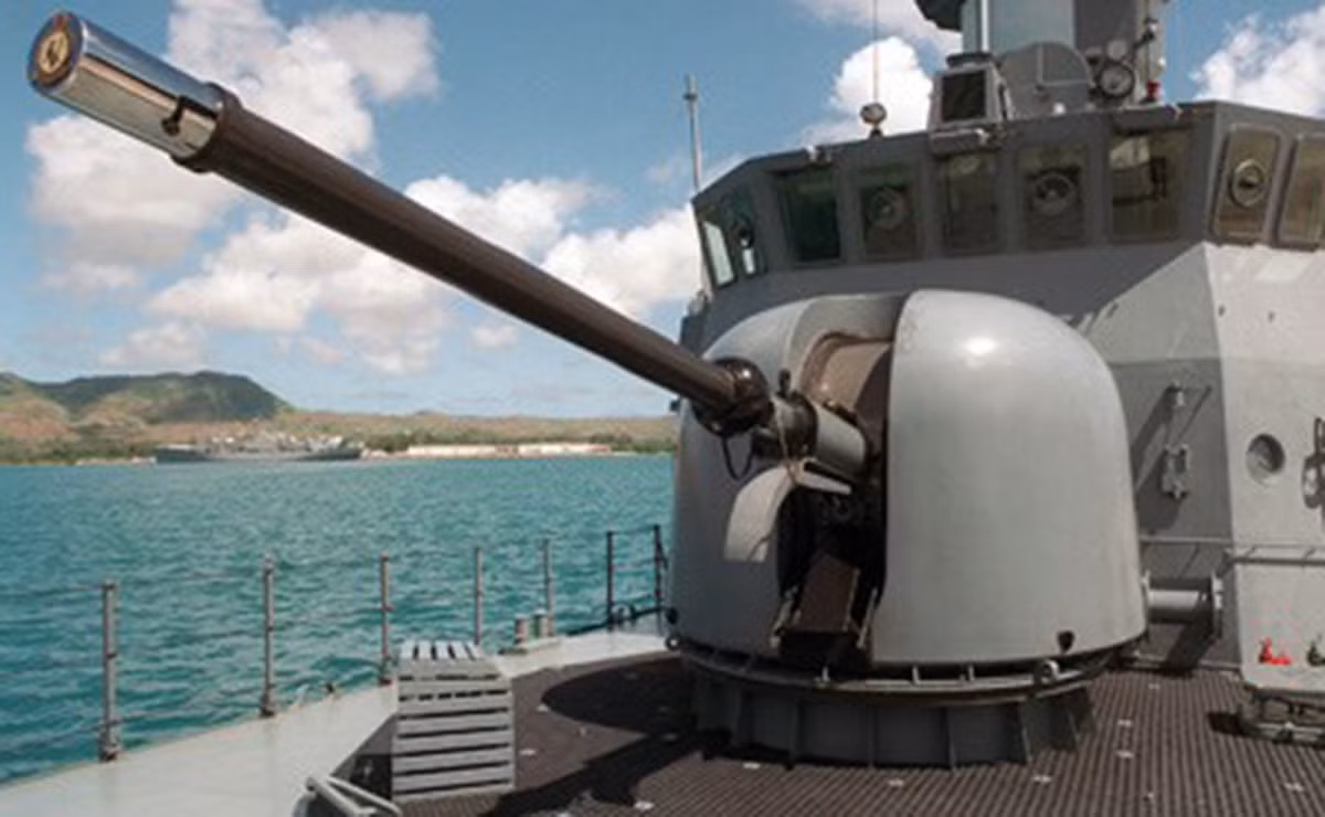 Vũ khí của khinh hạm lớp F125 gồm một pháo hạm OTO Melara 127mm, tầm bắn tiêu chuẩn 23km, và đặc biệt lên tới 100km với đạn tăng tầm tinh khôn Vulcano.