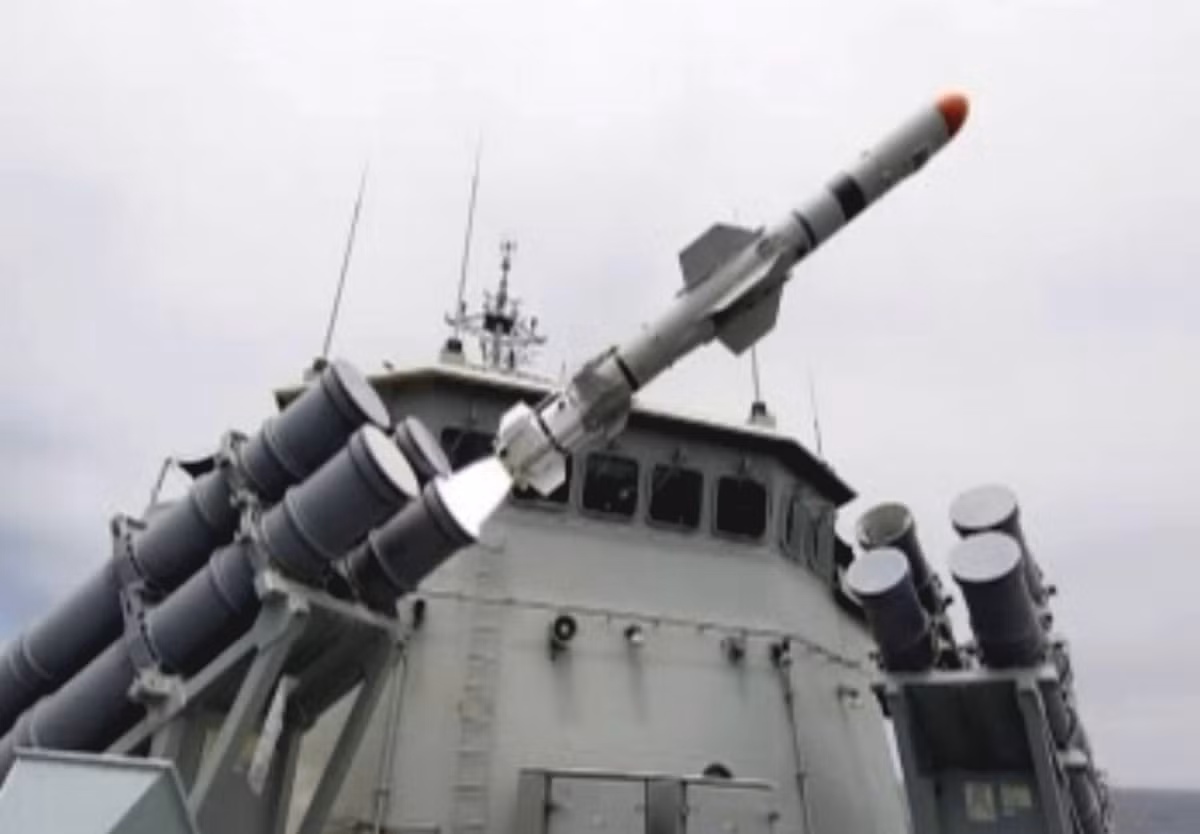 Vũ khí mạnh nhất của F125 là 8 tên lửa đối hạm RGM-84 harpoon tầm bắn 124km.