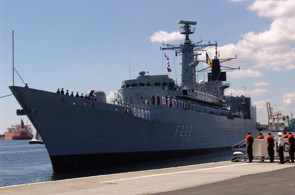 Tốc độ tối đa của F125 là 26 hải lý/h (48,15km/h), tầm hoạt động 4.000 dặm, tương đương 7.408km. Thời gian hoạt động liên tục 21 ngày, thủy thủ đoàn 120 người.