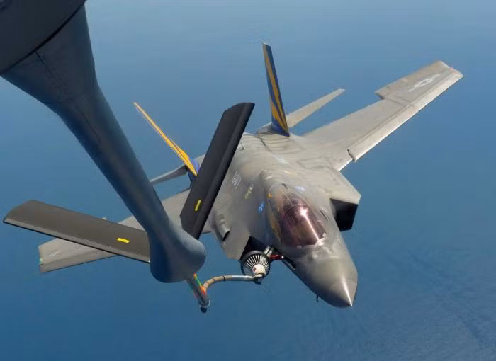 F-35 Lightning II là loại máy bay tiêm kích một chỗ ngồi, có khả năng tàng hình, đa năng, có thể thực hiện các nhiệm vụ như: yểm trợ trên không, ném bom chiến thuật, và chiến đấu không đối không. F-35 có chiều dài 15,67m, sải cánh 10,7m, cao 4,33m, trọng lượng rỗng 13,2 tấn, trọng lượng cất cánh lớn nhất 31,8 tấn.