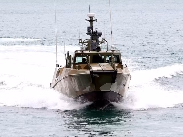 Đặc biệt, khi cần các tàu này có thể làm nhiệm vụ vận chuyển các đơn vị thủy quân lục chiến và các lực lượng đặc nhiệmt từ tàu lớn đến địa điểm tiến hành chiến dịch. Ngoài ra, tàu có "nghĩa vụ" bảo vệ an toàn cho thủy thủ đoàn, và nếu cần thiết, tàu có thể yểm trợ hỏa lực cho nhóm lính đổ bộ.