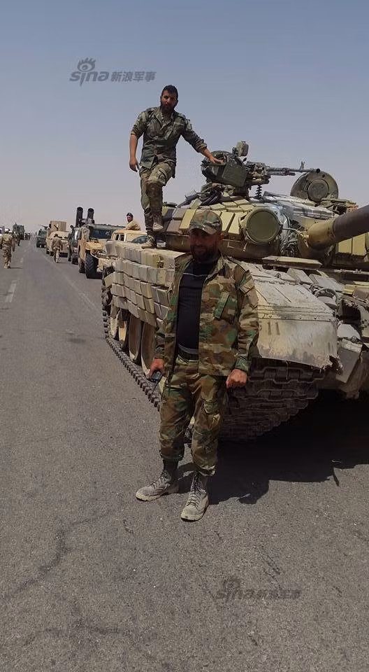 Ngoài T-90, còn có những chiếc xe tăng chủ lực T-72AV hiện đại nhất Quân đội Syria được triển khai cho chiến dịch tổng tiến công vào thành trì phiến quân IS.