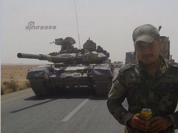 Xe tăng T-90 xuất hiện trên tuyến đường tiến vào thành phố Raqqa.