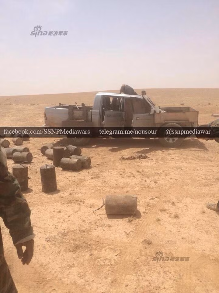 Đạn pháo, xe cộ nằm khắp nơi.