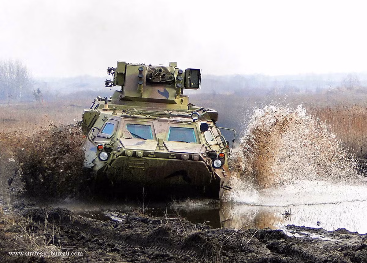 Xe bọc thép chở quân BTR-4 có trọng lượng khoảng 17,5 tấn với lớp giáp bảo vệ thường hoặc lên tới 25 tấn với giáp tăng cường có thể chống lại súng RPG. Với động cơ diesel 3TD 489 mã lực tiêu chuẩn khí tải EURO III thì chiếc xe có thể di chuyển trên đường bằng với tốc độ đến 110km/h.