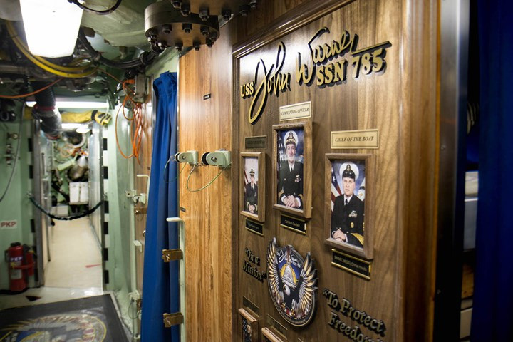 Tàu ngầm được chia làm 3 tầng. Trên cùng dành cho sinh hoạt, giữa dành cho tác chiến, và dưới cùng dành cho lò phản ứng hạt nhân và các thiết bị kỹ thuật.