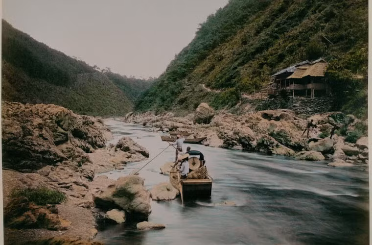 Dòng suối trong vắt gần Kyoto. Ảnh VT