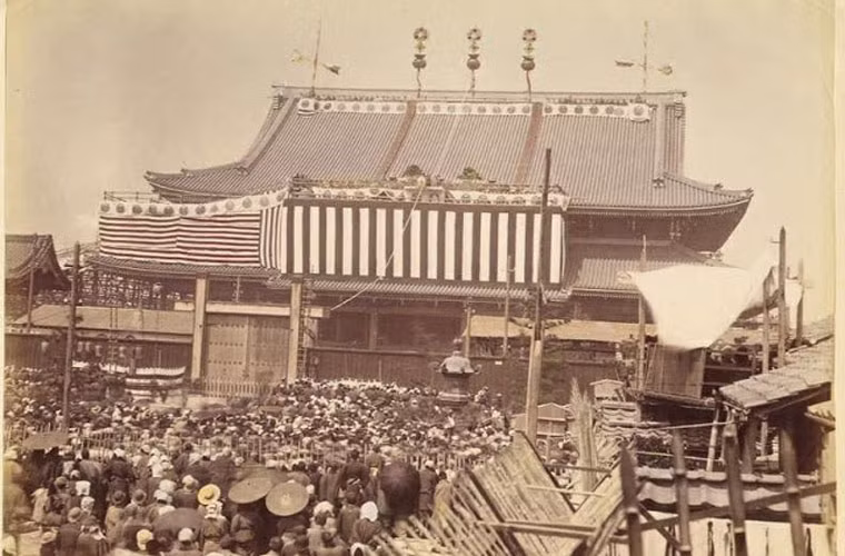 Người dân đổ về một ngôi chùa Phật giáo ở Kyoto. Ảnh VT