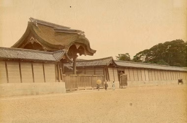 Cổng Mikado ở cố đô Nhật Bản thế kỷ 19. Ảnh VT