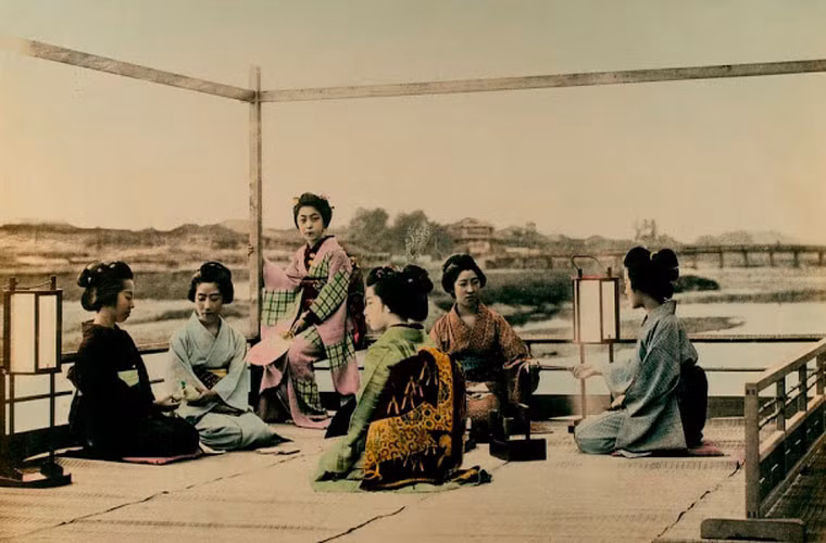 Các cô gái trong bộ kimono truyền thống ở cố đô Kyoto thư thái hóng mát bên hồ nước ở Kamagawa. Ảnh VT