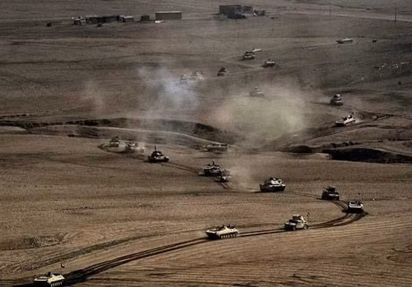 Dàn xe tăng và xe bọc thép của quân chính phủ Iraq rầm rập tiến đánh phiến quân IS, với mục tiêu cắt đứt tuyến đường nối Tây Mosul với thị trấn Tal Afar. Ảnh FNA