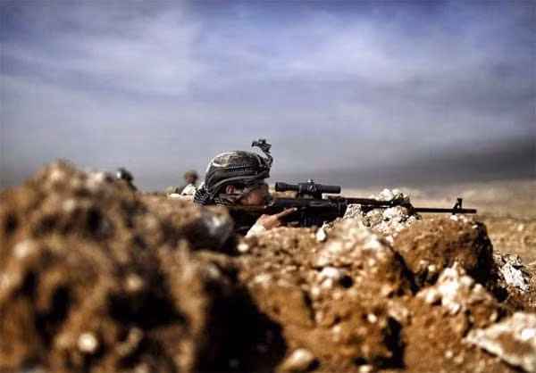 Lính bắn tỉa Iraq tìm kiếm mục tiêu IS. Ảnh FNA