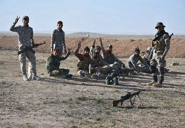 Các thành viên Iraq giơ biểu thị chiến thắng. Ảnh FNA