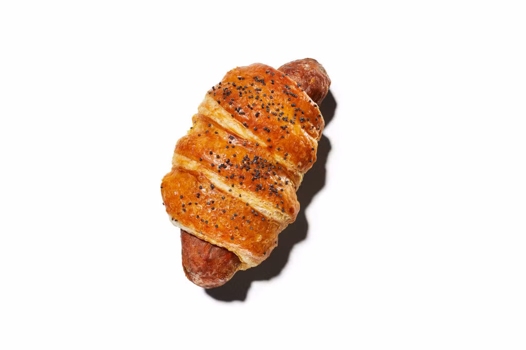 Xúc xích có thể trở thành nhân của bất kì loại bánh nào bạn muốn làm.