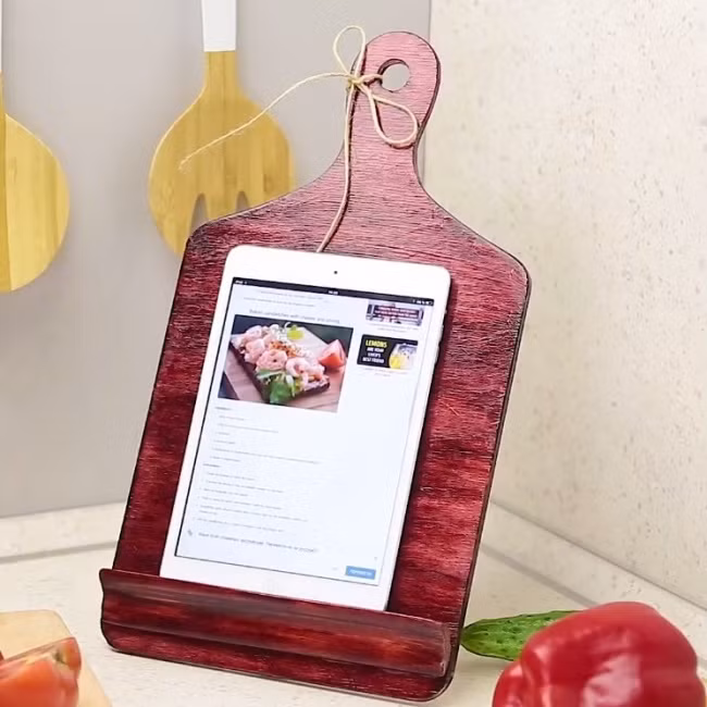 Làm giá đỡ điện thoại, ipad để tiện xem khi đang nấu ăn.