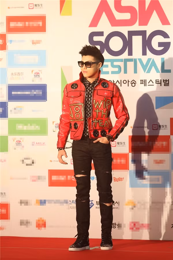 Trong buổi họp báo trước đêm diễn, Noo Phước Thịnh cũng nổi bật, gây sự chú ý với báo chí nước ngoài khi anh diện chiếc áo khoác đỏ được thiết kế độc đáo. Sự kết hợp ăn ý giữa áo khoác cùng quần jean rách, giày sneaker đen giúp nam ca sĩ khoe được vóc dáng cao ráo trước mọi người.