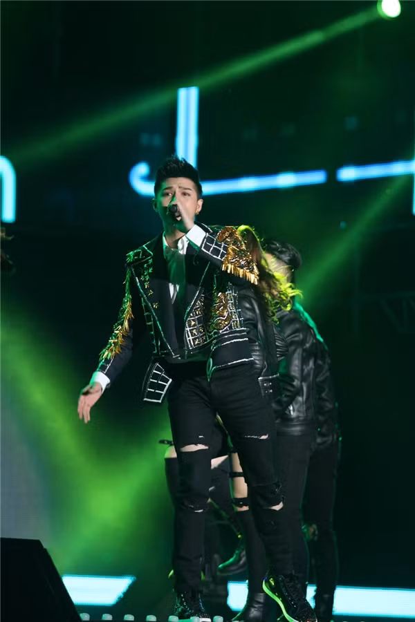 Ca sĩ Noo Phước Thịnh vừa tỏa sáng tại đêm diễn thứ 3 của Asia Song Festival 2016 tại Busan, Hàn Quốc. Ngoài tài năng ca hát và vũ đạo, nam ca sĩ còn thu hút bởi gu thời trang cá tính, nổi loạn ấn tượng.