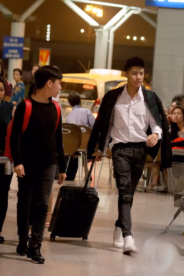 Noo Phước Thịnh trẻ trung với bộ trang phục áo sơ mi trắng, quần jean đen và áo khoác bomber khi đặt chân xuống sân bay Hàn Quốc.