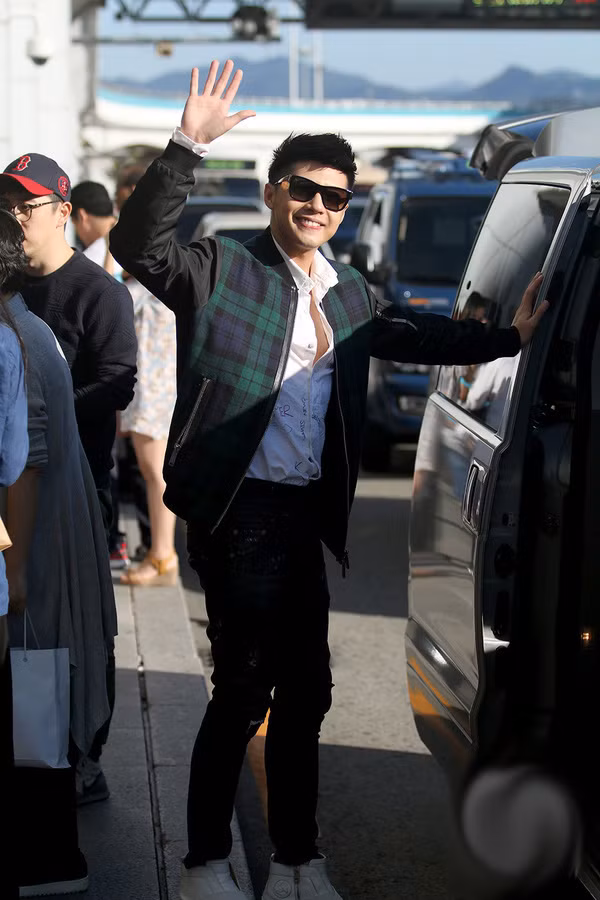 Anh được rất nhiều fan hâm mộ săn đón, yêu thích.