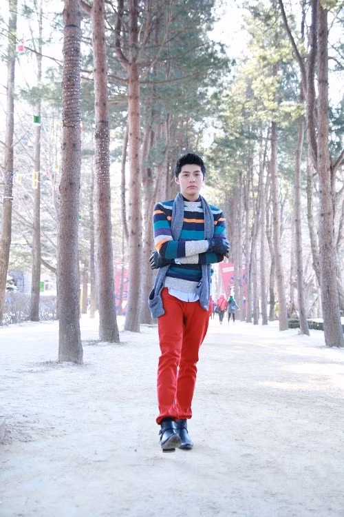 Nam ca sĩ được yêu thích với phong cách thời trang Hàn Quốc rất đẹp.