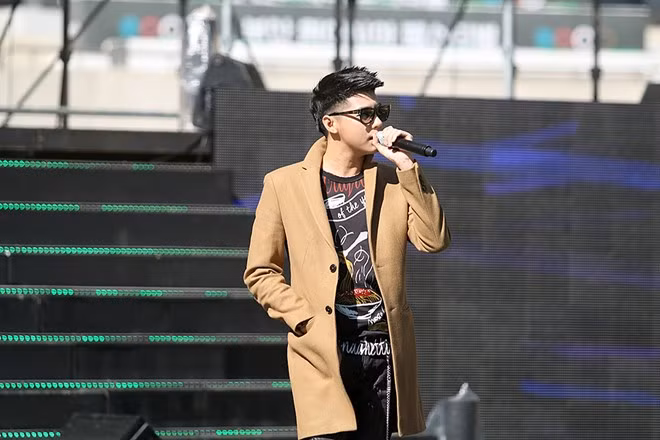 Tại sân tập ở Busan, nhiều fan nhận xét phong cách thời trang của Noo Phước Thịnh đẹp không khác gì sao Hàn.