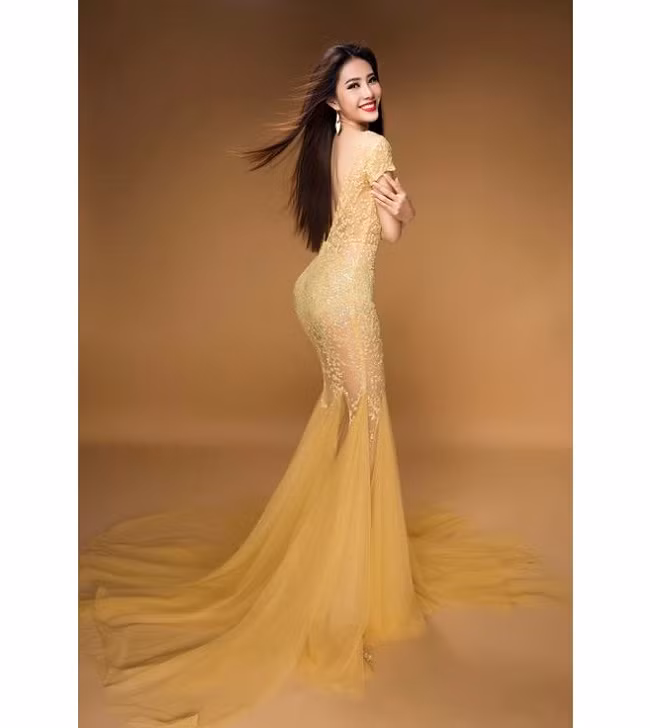 Chiếc váy đuôi cá xuyên thấu bó sát giúp Nam Em khoe trọn được đường cong cơ thể.